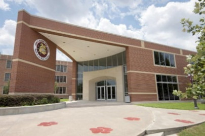 Blindan escuelas con más policías