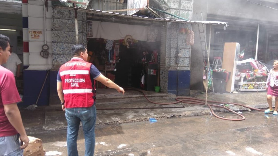Corto circuito en negocio genera movilización de los bomberos