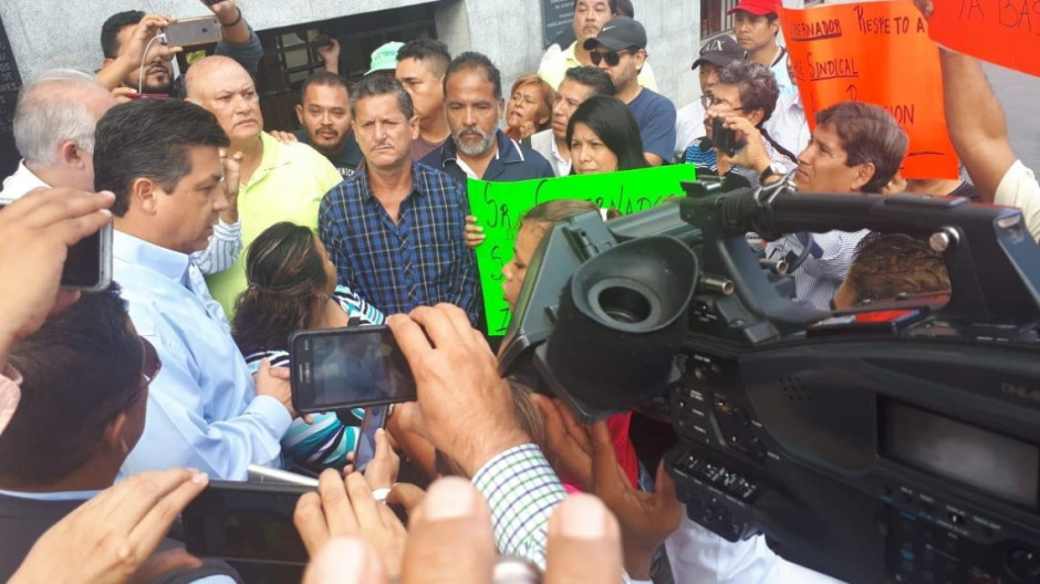 Gobernador escucha y se compromete con ex empleados a subsanar su situación laboral