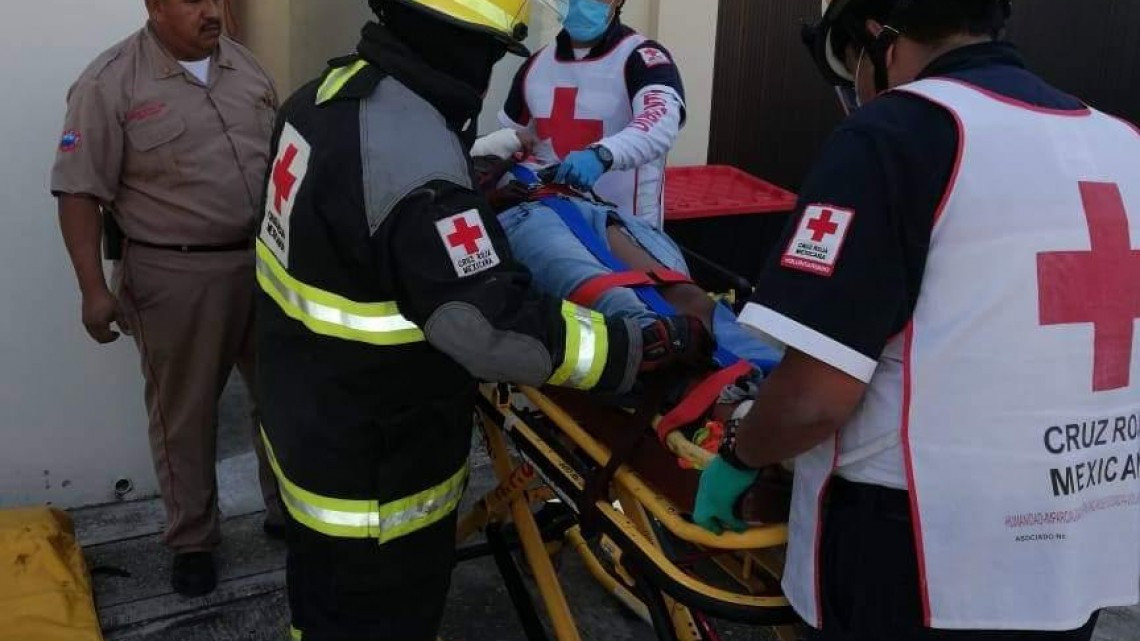 Joven se distrae y se electrocuta