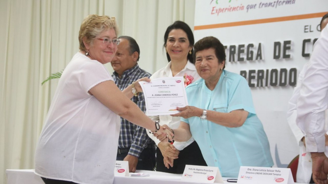 Entrega Magdalena Peraza acreditaciones a alumnas del Instituto de la Mujer