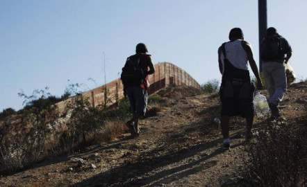 Se voltea con 10 indocumentados