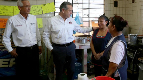 Escucha Adrián Oseguera a Locatarios del Mercado Gastronómico