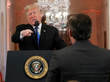 Trump nuevamente a la defensiva con los medios