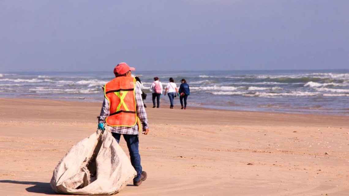 Realizan jornada de limpieza en Playa Tesoro