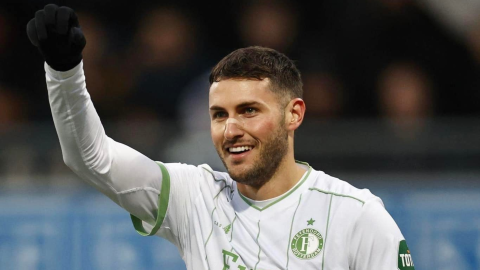 Acaba sequía Santi Giménez con triplete con el Feyenoord