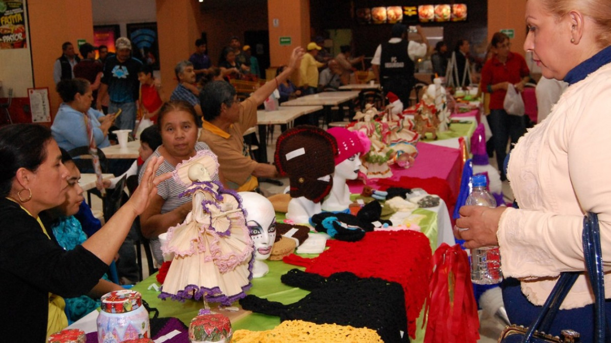 Leticia De León Inaugura Bazar Navideño 