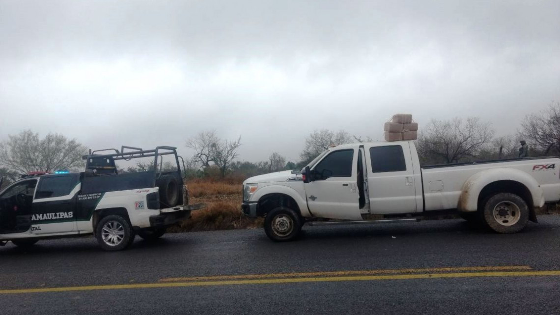 Decomisan camioneta blindada y marihuana