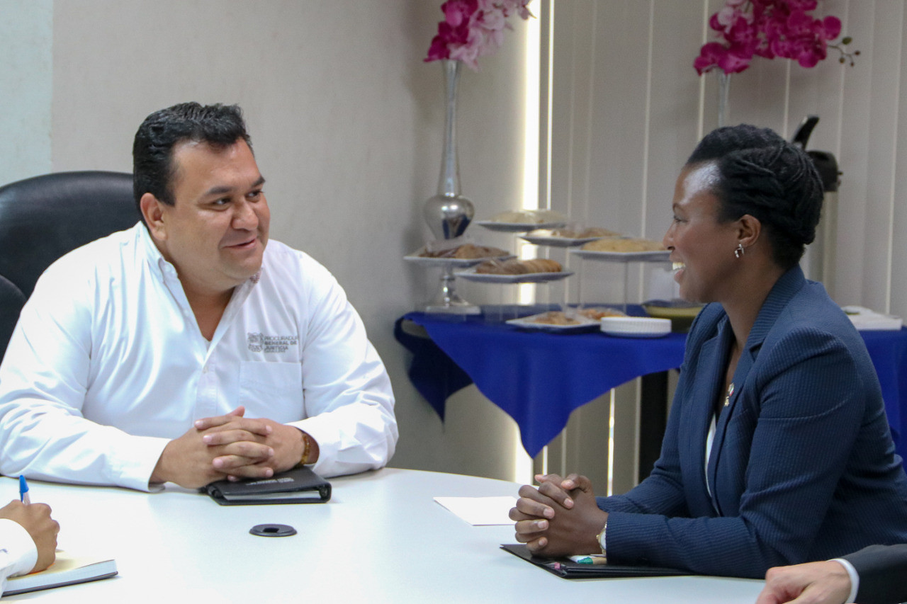 Visita cónsul de EU en Matamoros oficinas de la PGJETam