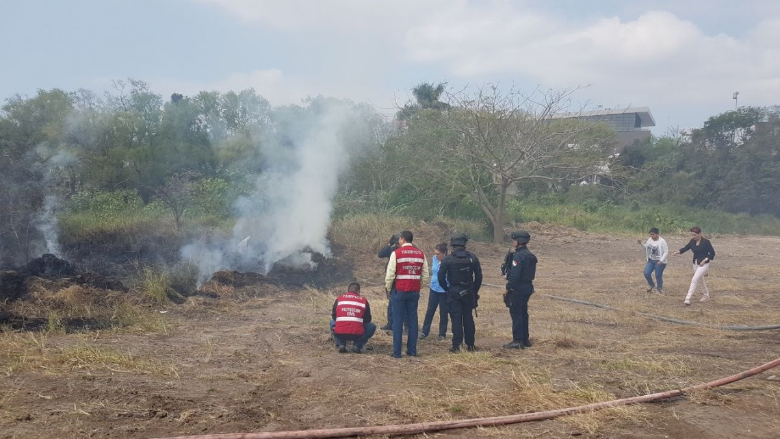 Evacuan a 90 personas de asilo por quema de pastizal