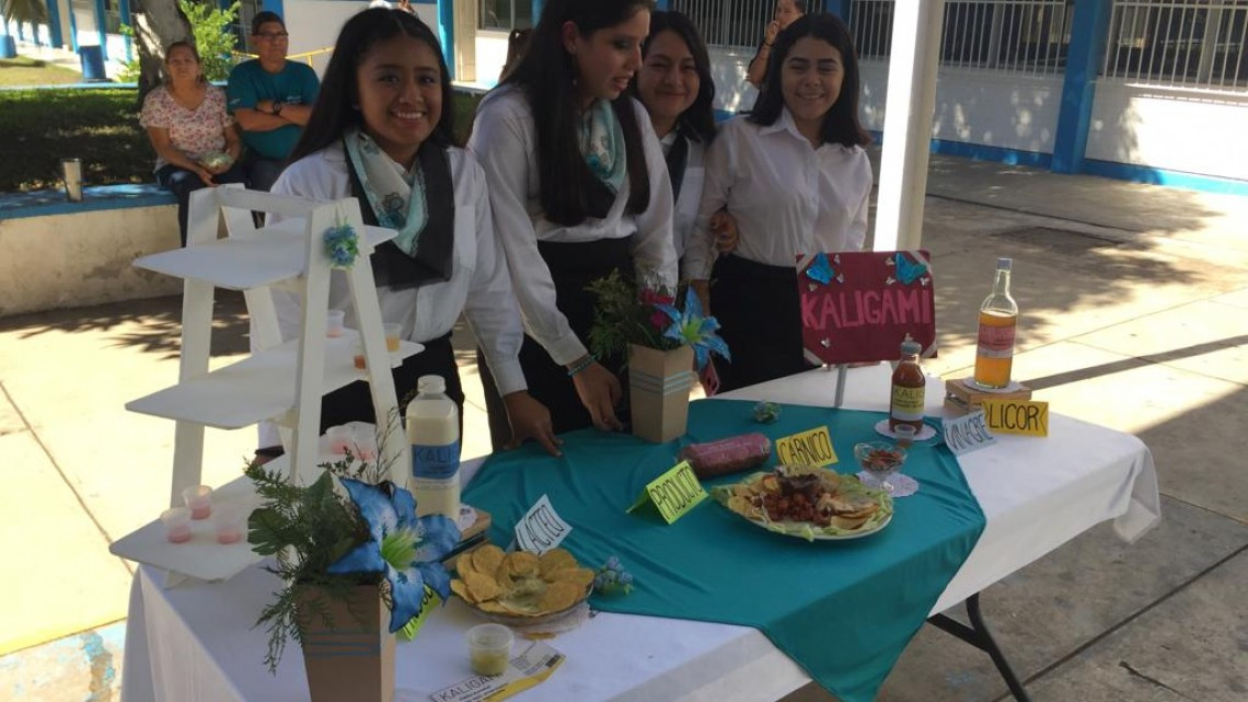 Estudiantes exponen la elaboración de alimentos y productos de limpieza y se les prepara para ser emprendedores
