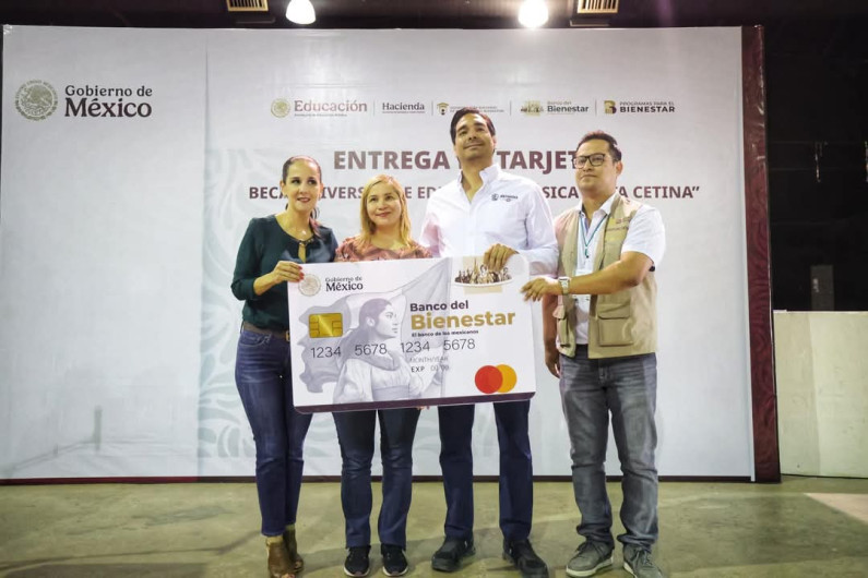 Encabezó Alcalde Carlos Peña Ortiz segunda entrega de Becas Rita Cetina este lunes