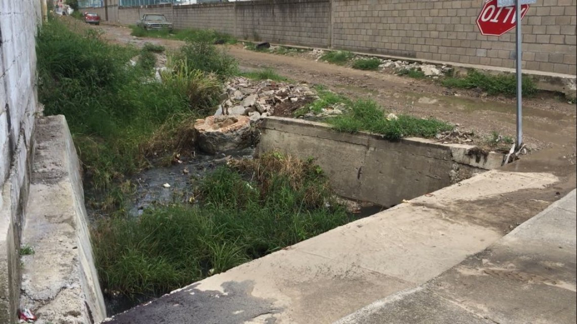 Siguen arrojando desechos domésticos a canales a cielo abierto