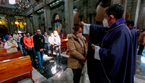 Ceniza sin contacto físico, comunión en boca y mano, así iniciará la cuaresma