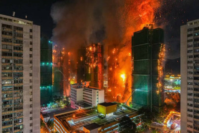 Incendio en Hong Kong deja 12 muertos y 16 heridos