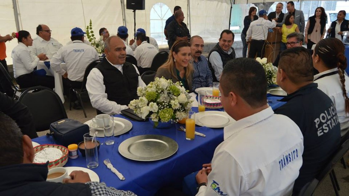 Ayuntamiento felicita a policías en su día