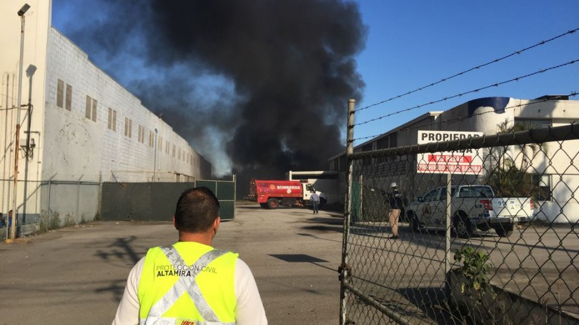 Quema de llantas amenaza con incendiar bodegas