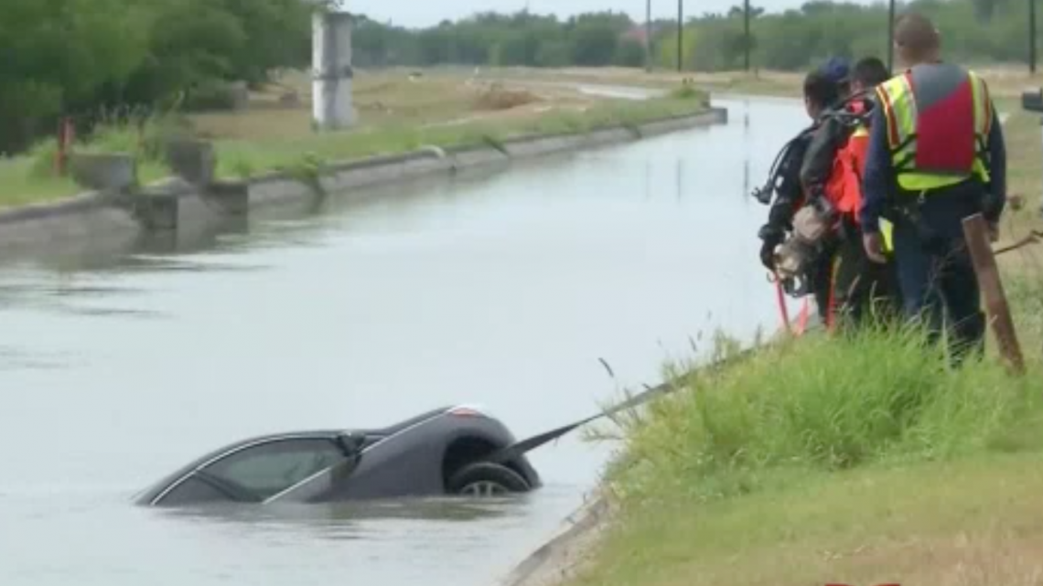 Cae vehículo en canal de riego