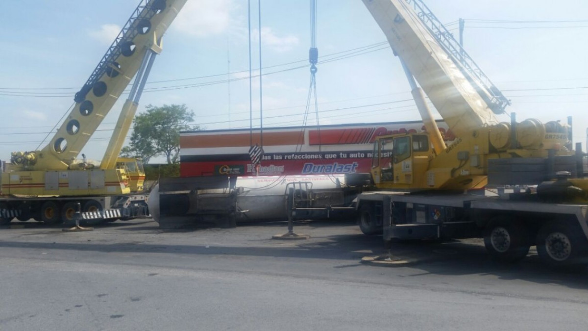 Pipa de gas volcada es retirada por Protección Civil