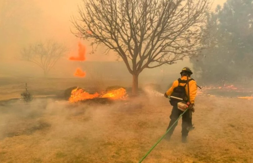 Texas on fire; enfrenta uno de los mayores incendios forestales en décadas