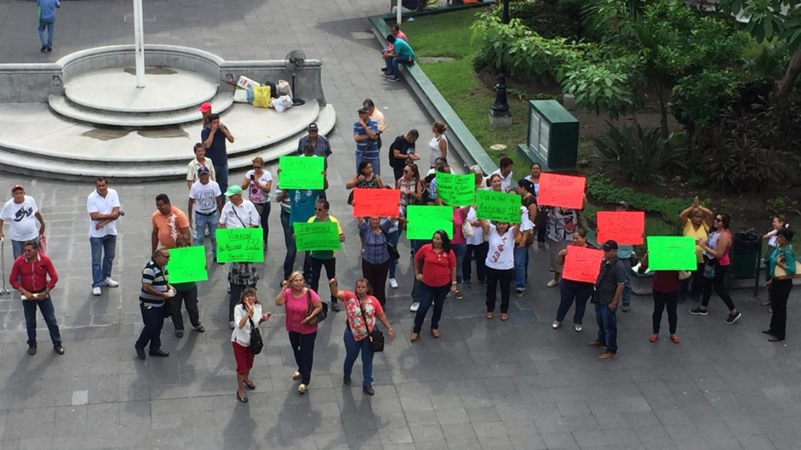Ex empleados municipales se plantan frente a presidencia municipal