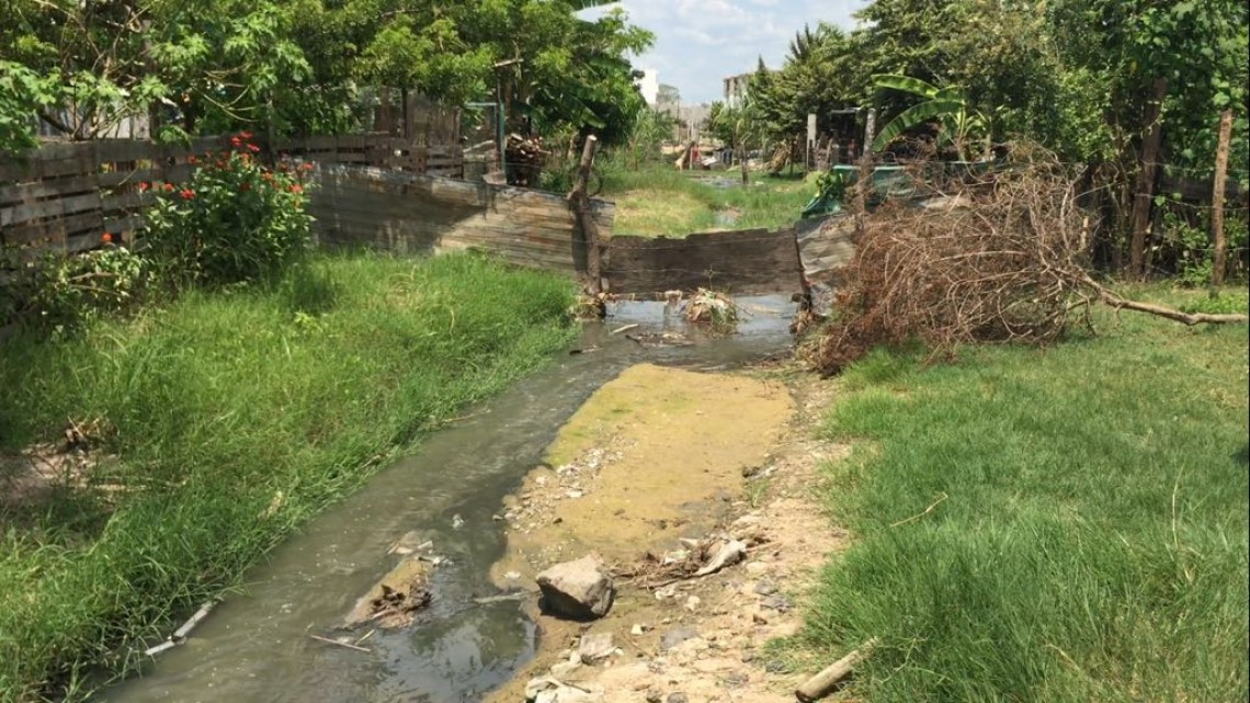 Mujer de la tercera edad vive inundada por aguas negras