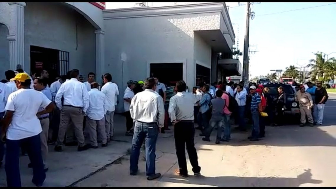 Protestan trabajadores en contra de Infonavit