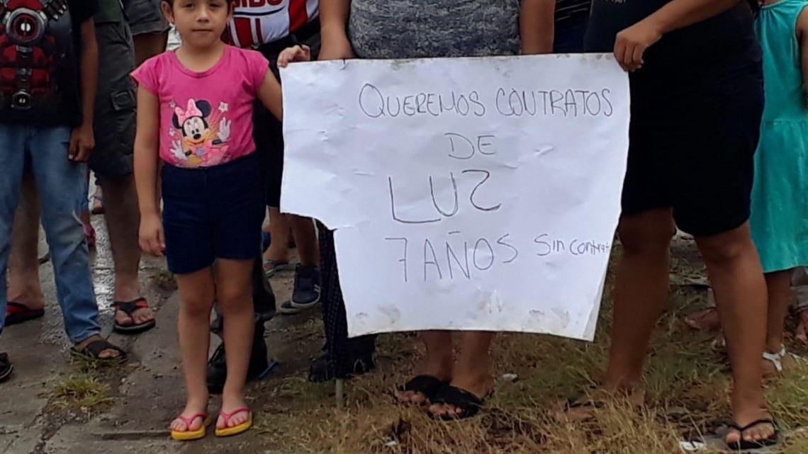 Familias viven en fraccionamiento sin energía eléctrica, piden auxilio