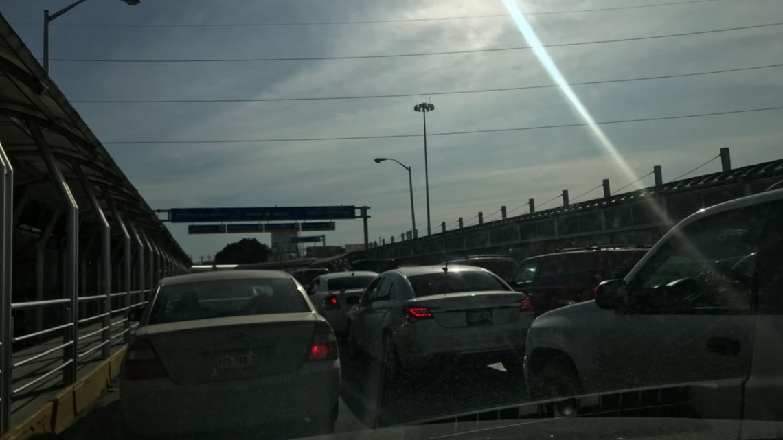 Aduana ocasiona largas filas por protocolos