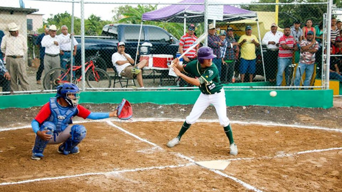 Asiste alcaldesa a inauguración a campo de béisbol