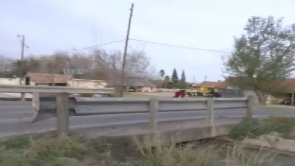 Jóvenes atacan a conductores con ladrillos