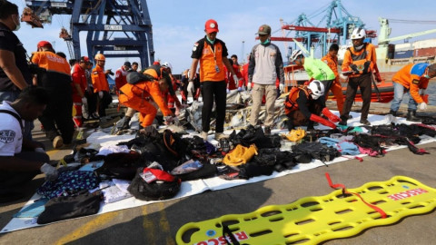 Descarta sobrevivientes tras caída de avión en Indonesia