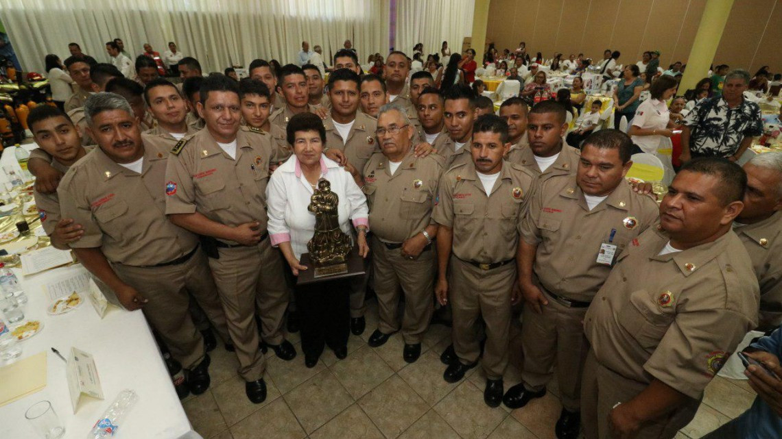 Anuncia Magdalena Peraza incremento salarial para bomberos de Tampico
