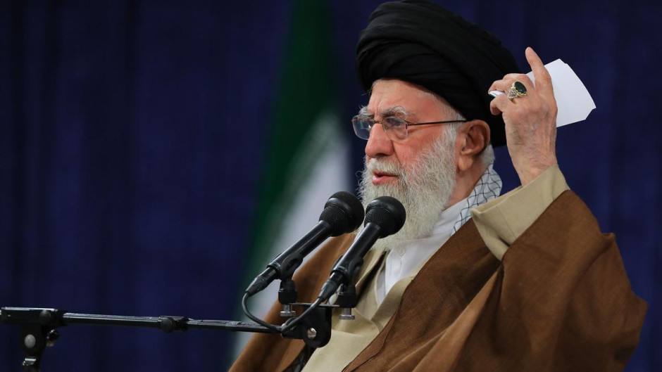 Líder de Irán amenaza a EU con ‘daños irreparables’ si interviene en conflicto