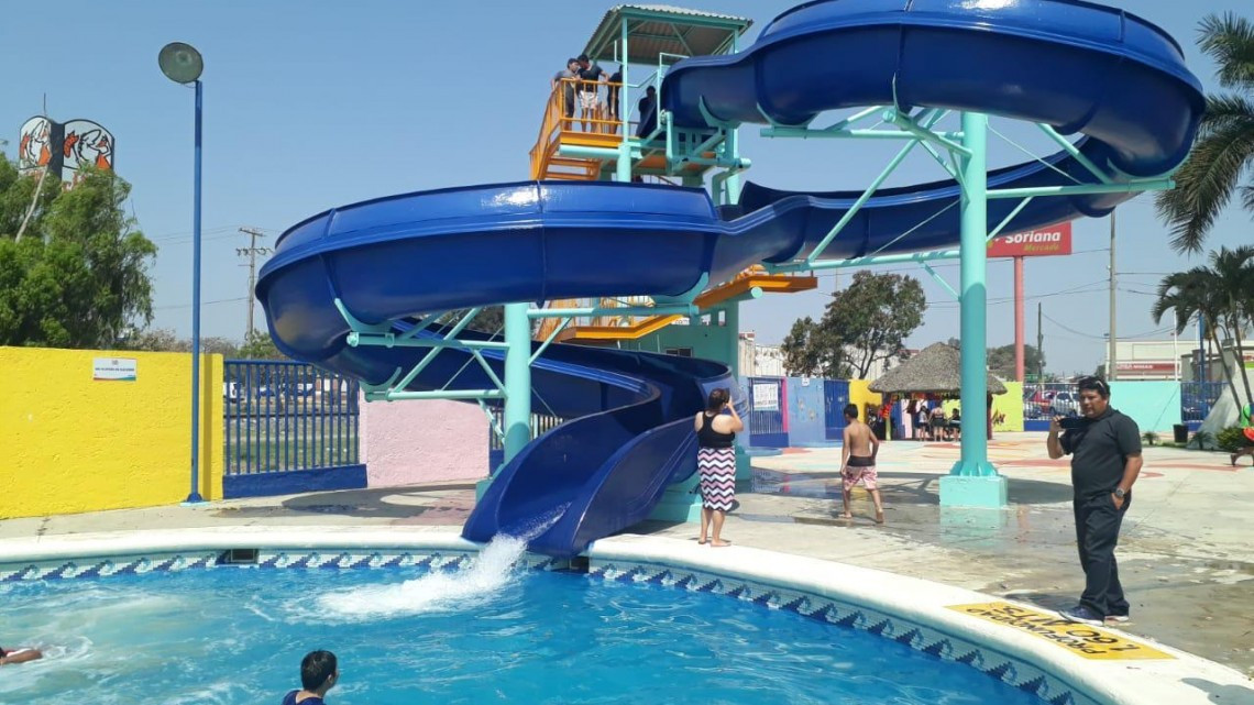 Albercas públicas, lucen llenas al arranque del presente pereodo vacacional