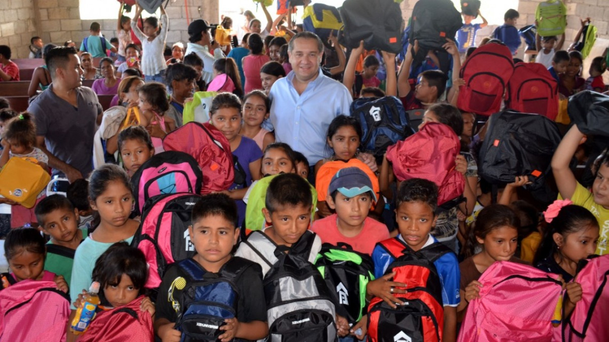 Adrián Oseguera comprometido con la educación
