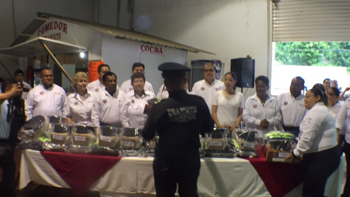 Entrega Alcaldesa uniformes a elementos de tránsito 