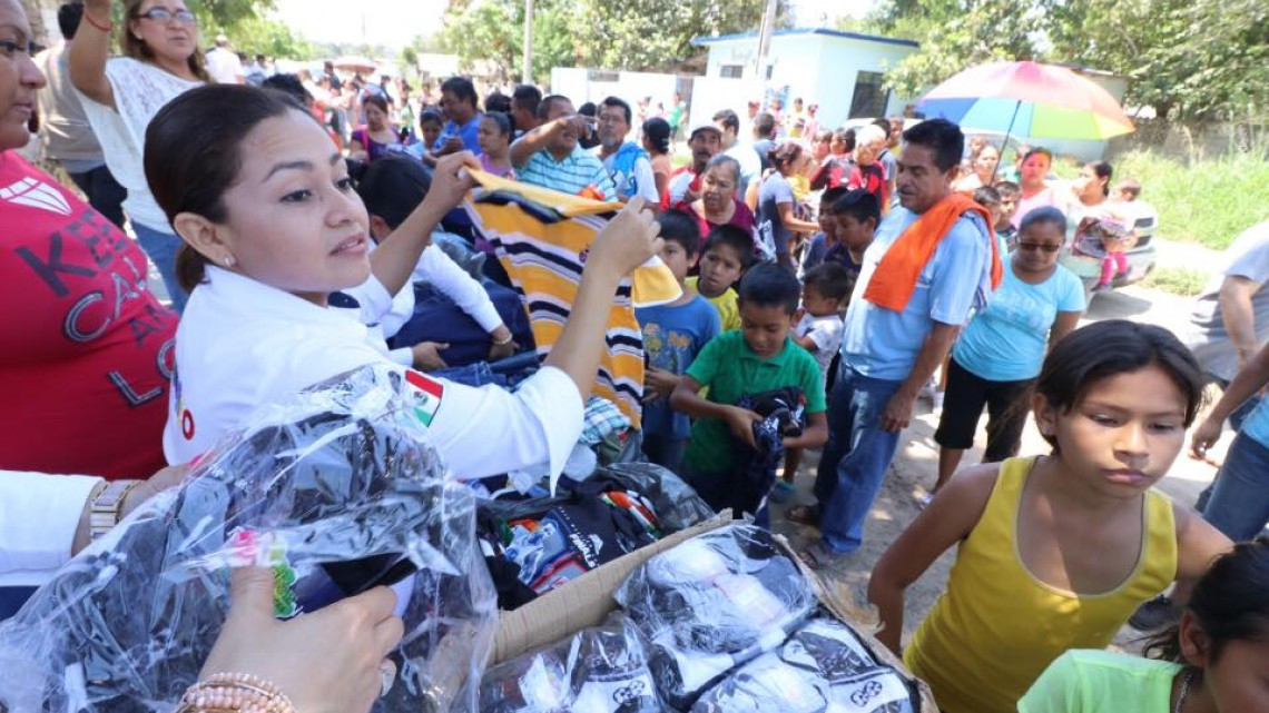 Benefician con ropa, calzado a familias de Tampico