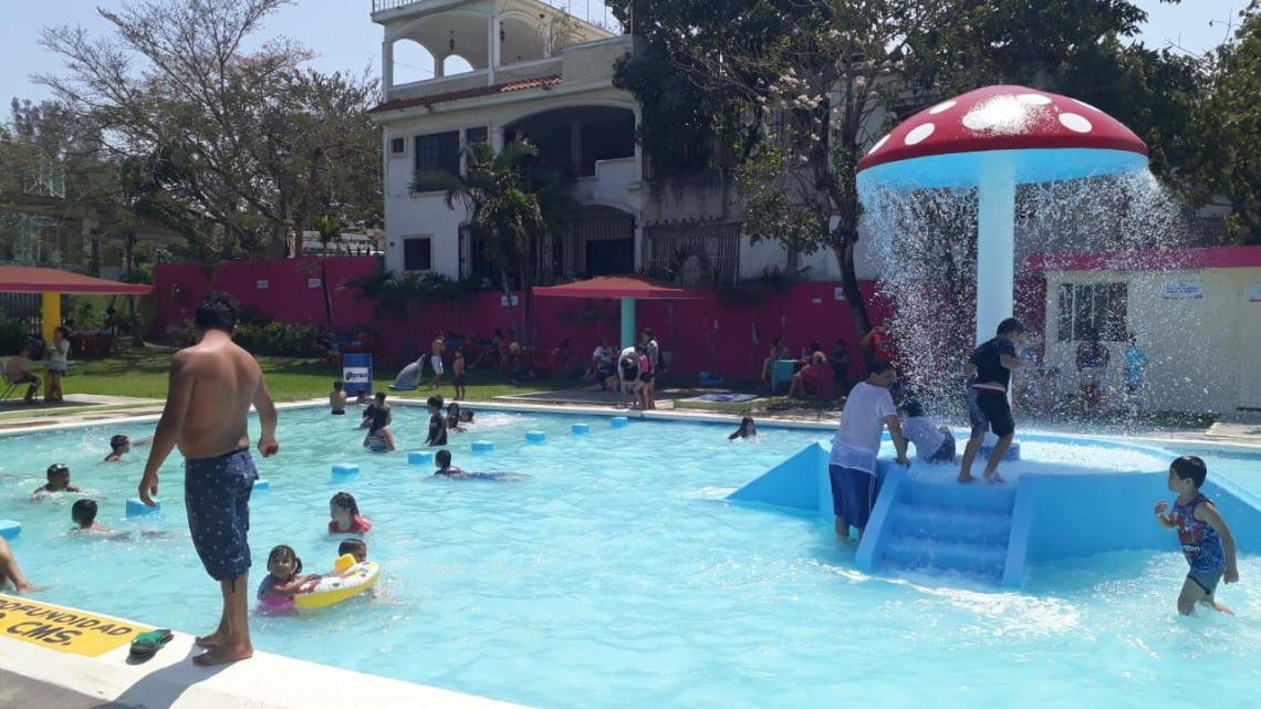 Albercas públicas, lucen llenas al arranque del presente pereodo vacacional