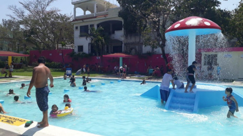 Albercas públicas, lucen llenas al arranque del presente pereodo vacacional