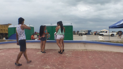 Llegan jóvenes al playazo en playa Miramar