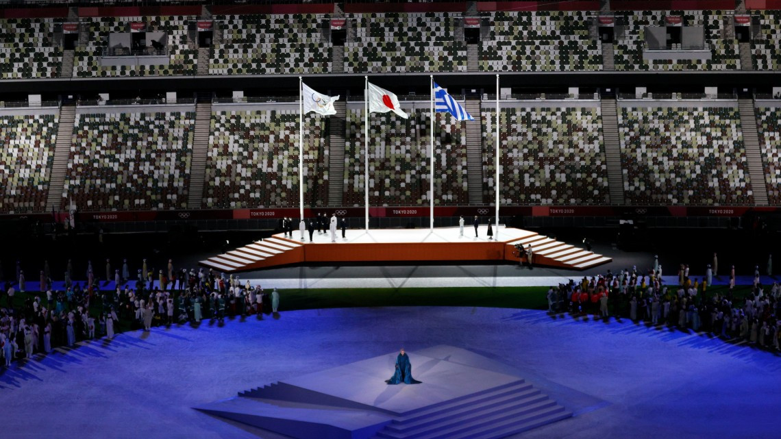 Se apaga la llama olímpica en Tokio; pasan estafeta a París 