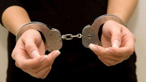 Arrestan a maestra de California por cortar el cabello a su alumno