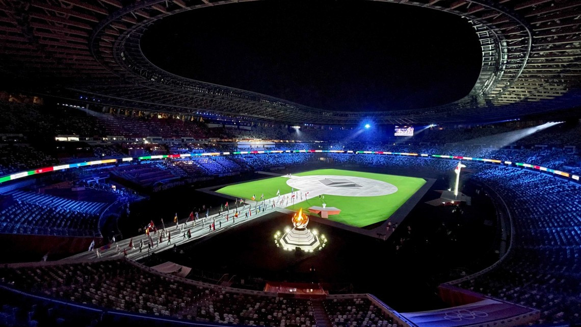 Se apaga la llama olímpica en Tokio; pasan estafeta a París 