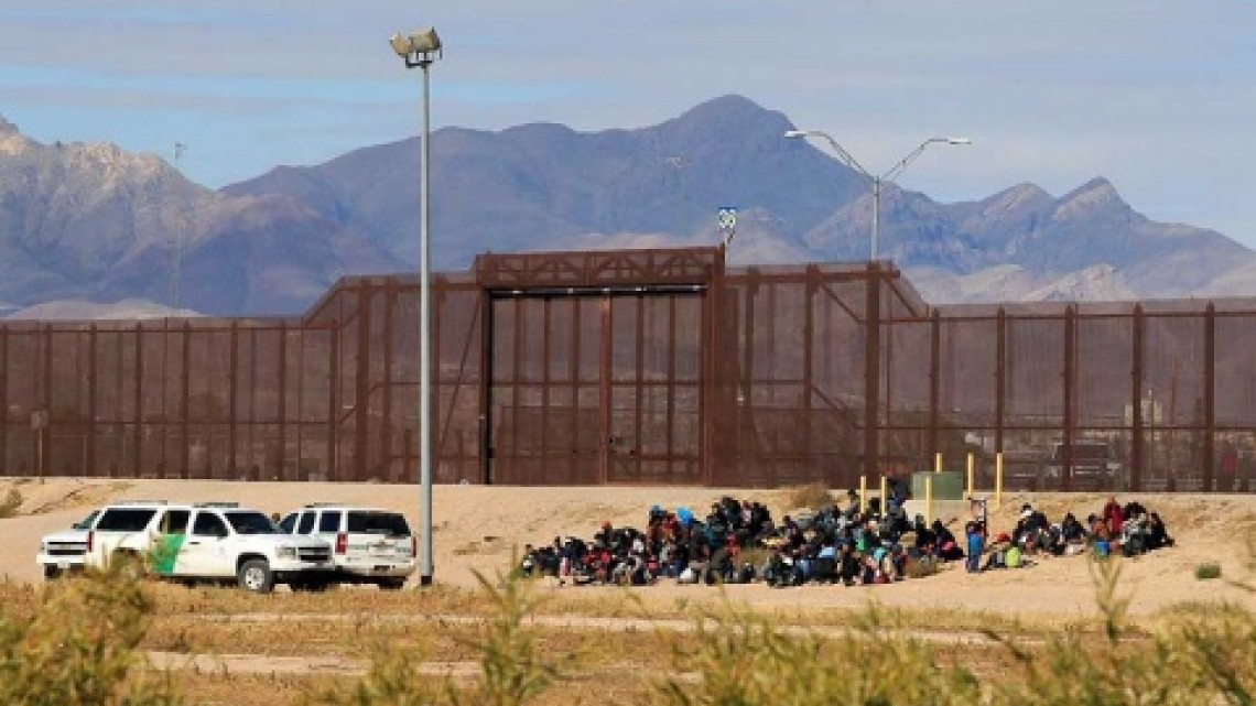 400 migrantes cruzan a EU, piden asilo