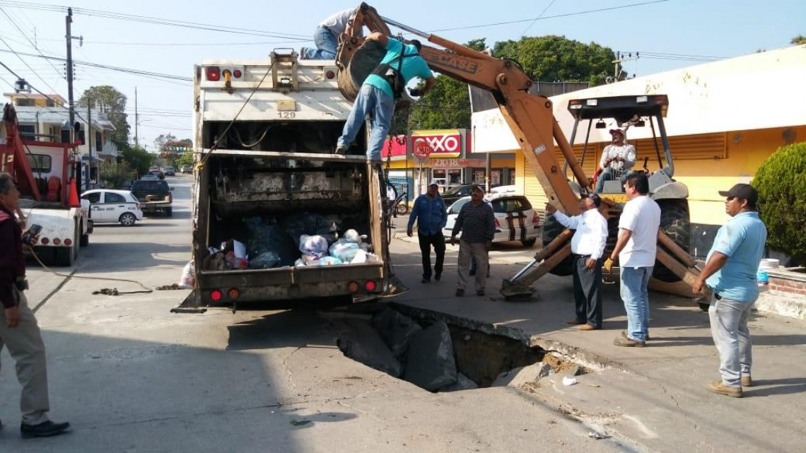 Cae camión de basura en socavón en Ciudad Madero