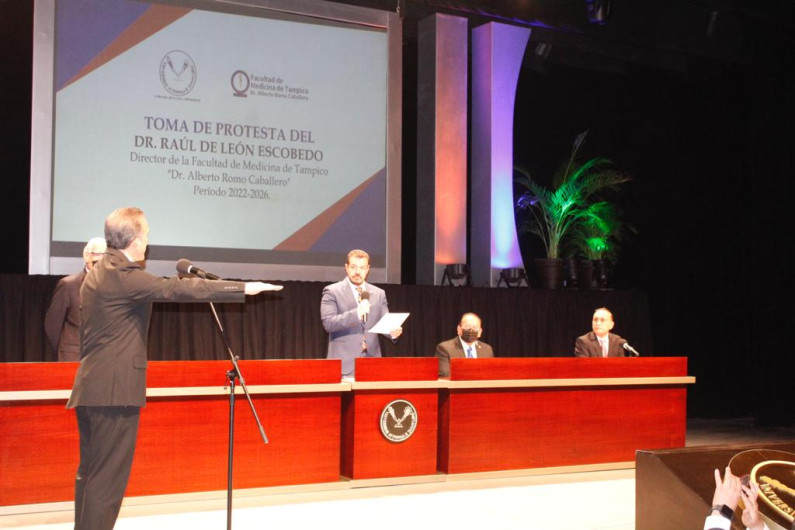 Rinde protesta el nuevo director de la Facultad de Medicina UAT Tampico 