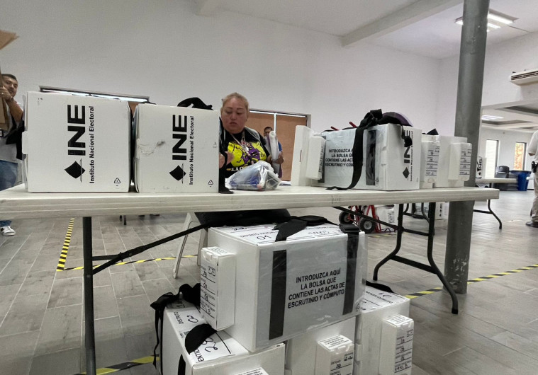 Distribuyen más de mil paquetes electorales a presidentes de casilla