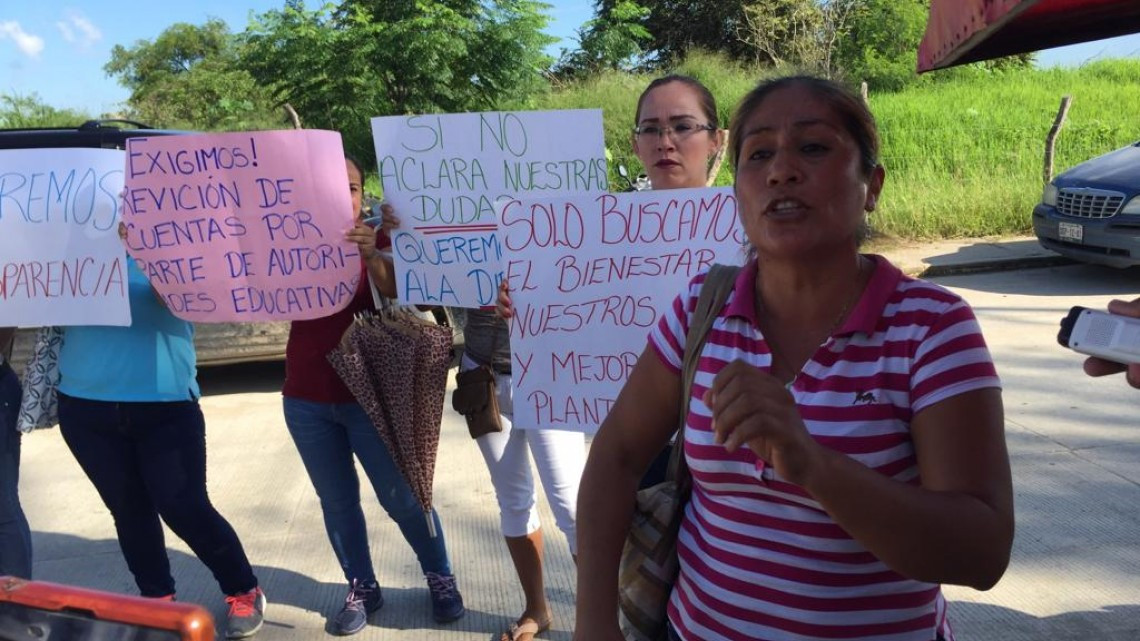 Padres de familia se manifiestan en escuela preescolar
