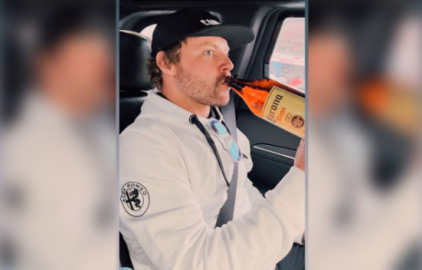 Valtteri Bottas se "echa" una caguama después del GP de México